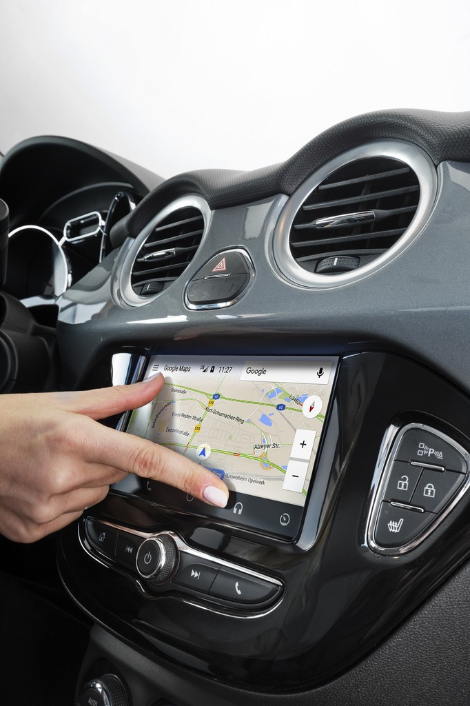 Med Android Auto kan biler uden indbygget navigation finde vej via Google Maps, der vises på bilens skærm
(Foto: Opel)